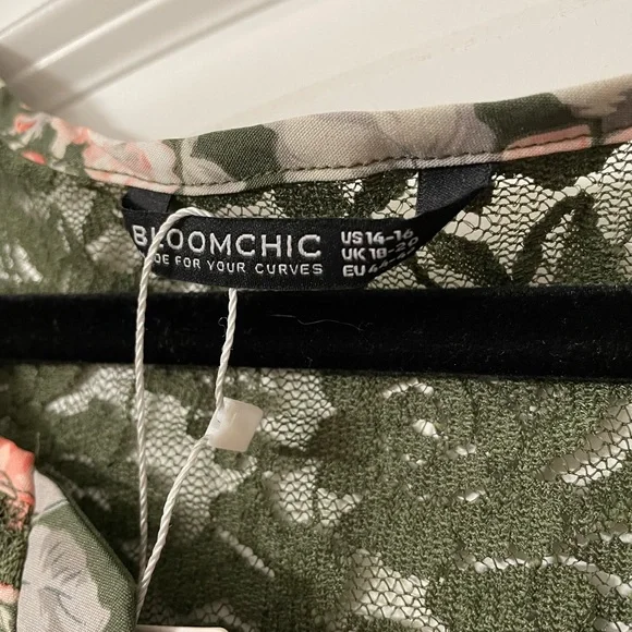 New with tags!! 🌺🌷🌺🌸 Women’s floral summer-y top. Size 14-16. - Picture 4 of 4